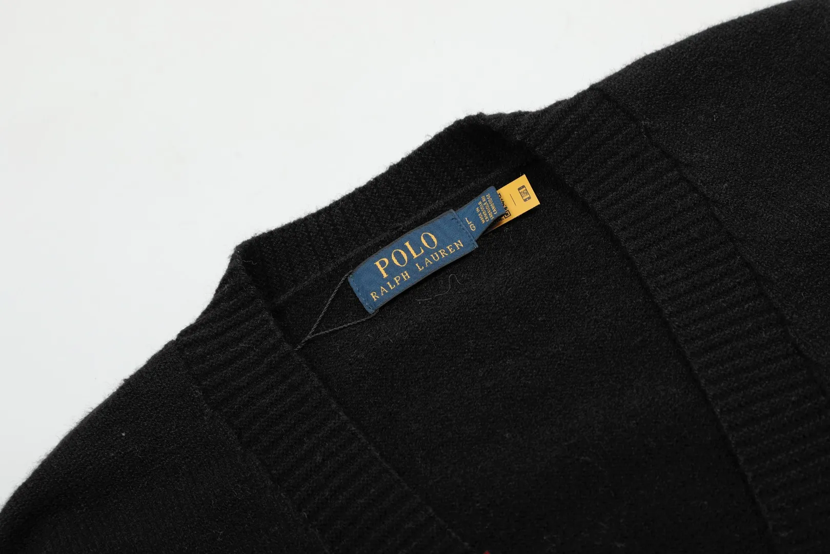 🅿️220 "Top quality" Style number: DS016# [Ralph Lauren V-neck solid color pony embroidered logo woolen knitted shawl cardigan] ✅Ralph Lauren Lazy‌oversize style basic classic versatile ten-color shawl cardigan ✅Main supplier platform live broadcast Wholesale entity Replenishment when out of stock No removal from shelves ✅ZP quality 1:1 version Scan the code to enter the GF website Counter quality ✅Details and quality are the only one in Guangzhou. Light luxury wool. Focus on high-end. Cost-effective. Good quality. Needless to say. ✅Restore the original version. Can wear 190 pounds. Loose, comfortable and stress-free. ✅Loose upper body, oversize and lazy style. Must-have style for goddess ootd. ✅Good-looking clothes are never picky. Recommended for goddess wardrobe. Taro Purple, Light Khaki, Chinese Red, Anchor Red
